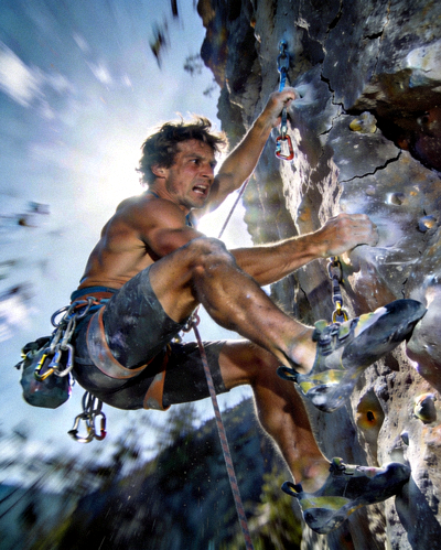 登山者攀爬垂直岩壁的惊险瞬间特写